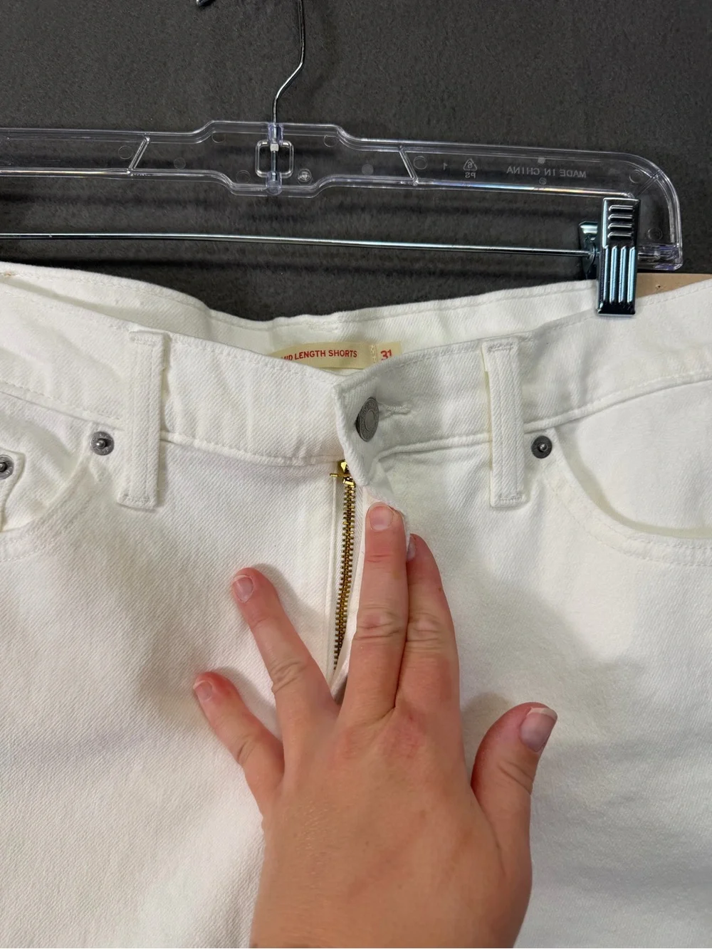 NWT 31 Levi’s Classic mid length shorts White Shorts - Picture 4 of 16